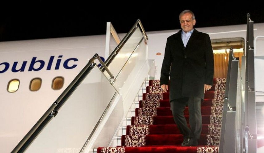 الرئيس بزشكيان يعود إلى طهران في ختام زيارته لباكستان