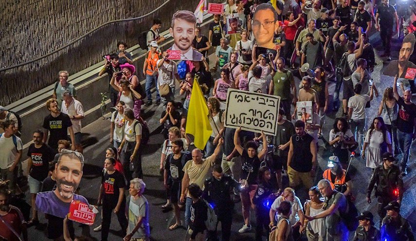 مئات المستوطنين يتظاهرون ضد الحرب ويطالبون بإعادة المحتجزين