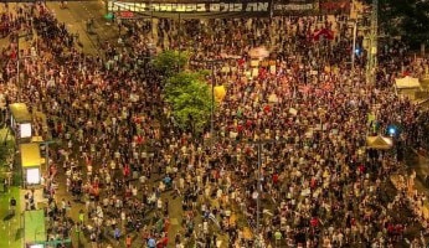 آلاف الصهاينة يتظاهرون وسط تل أبيب لوقف حرب غزة