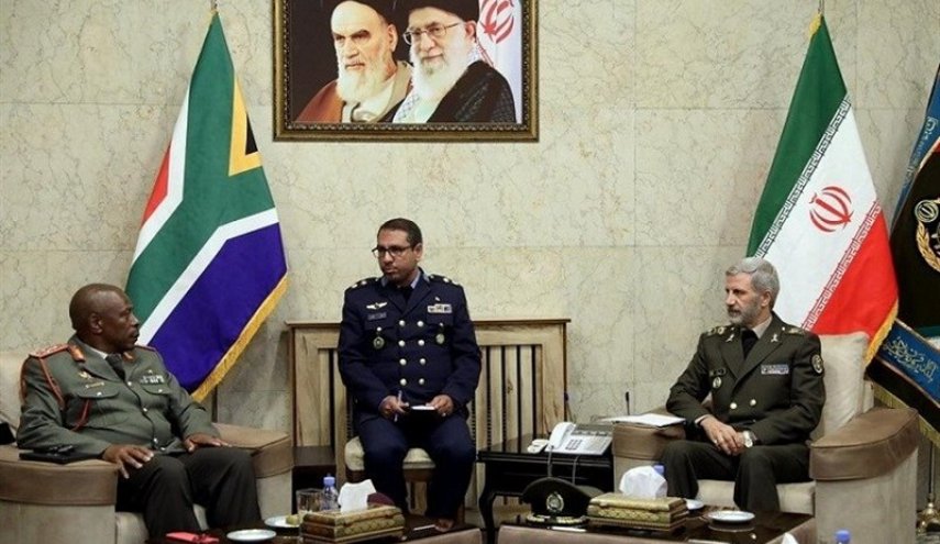 قائد قوات الدفاع الوطني في جنوب أفريقيا يلتقي قائد الجيش الإيراني