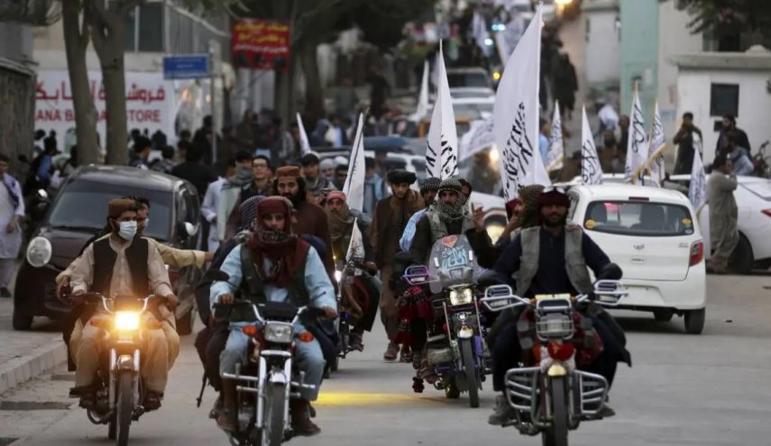 صور/احتفالات طالبان بذكراها على السلطة مع براميل صفراء!