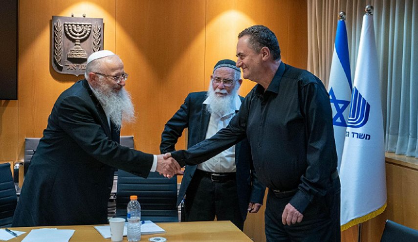 كاتس يتبجح ويعد حاخامات المستوطنين بتدمير غزة !
