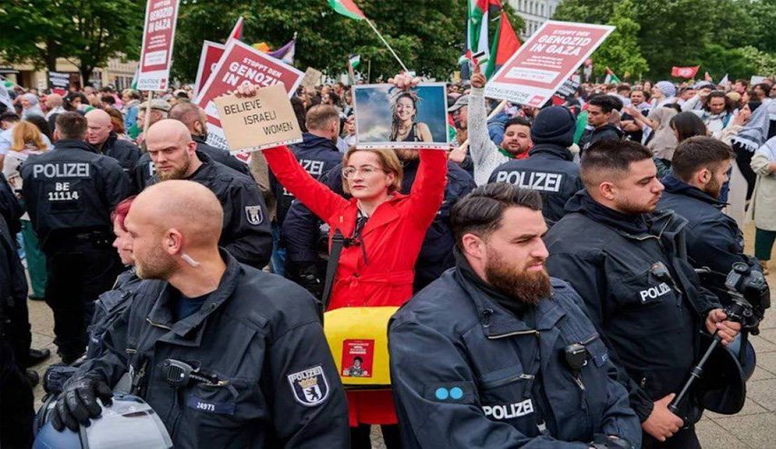 محتجون بألمانيا يهاجمون سياسية مناصرة لجرائم الاحتلال
