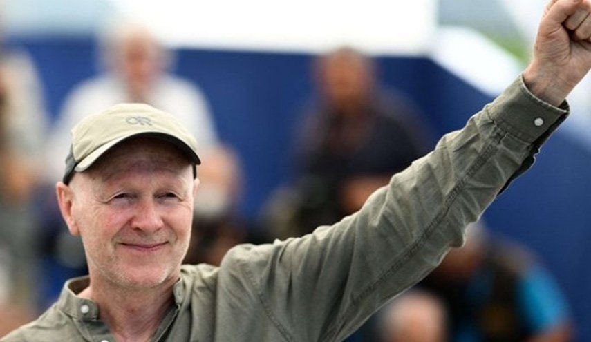 شاهد.. اعتقال ممثل بريطاني كتب على قميصه 'إبادة فلسطين الجماعية'