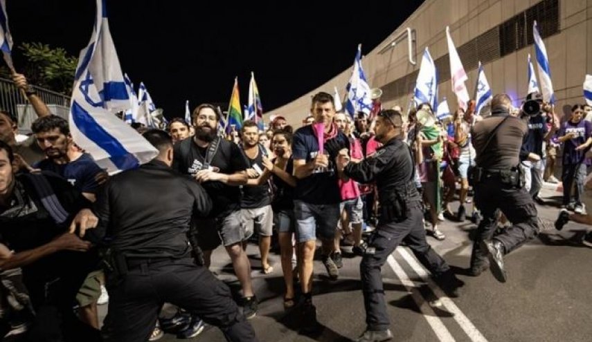 تظاهرات خانواده‌های اسرای صهیونیست در مقابل وزارت جنگ در تل‌آویو