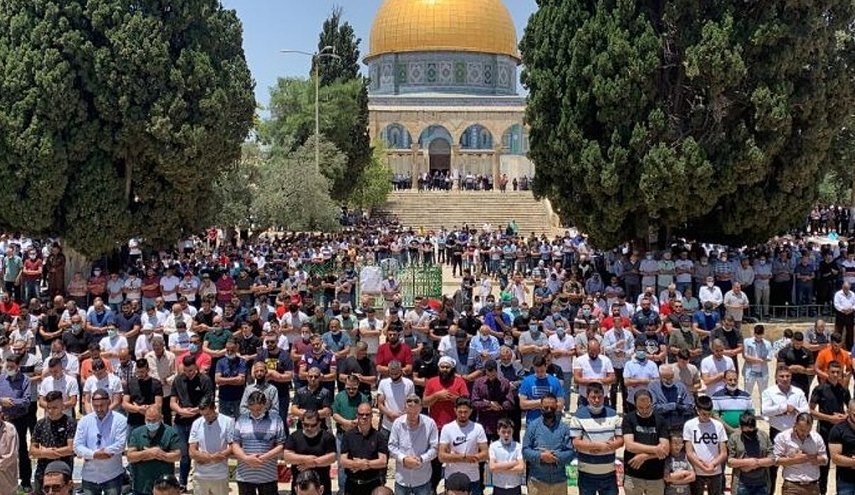 رغم تضييقات الاحتلال.. عشرات الآلاف يصلون بالمسجد الأقصى