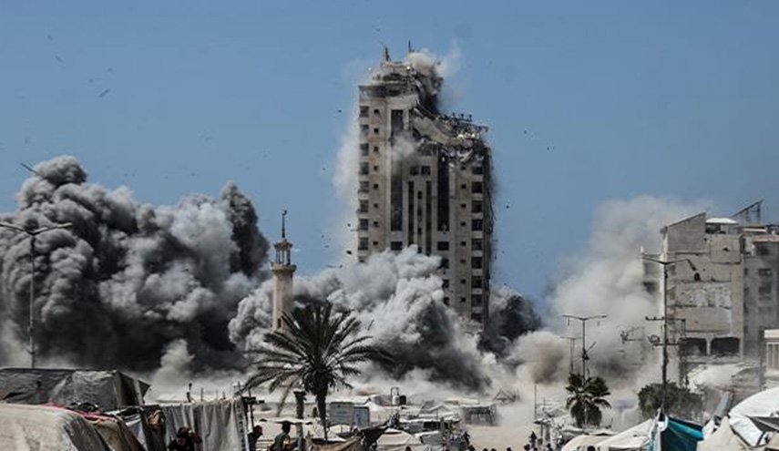 شاهد.. مذيع فلسطيني يعلن على الهواء خبر قصف منزله بغزة