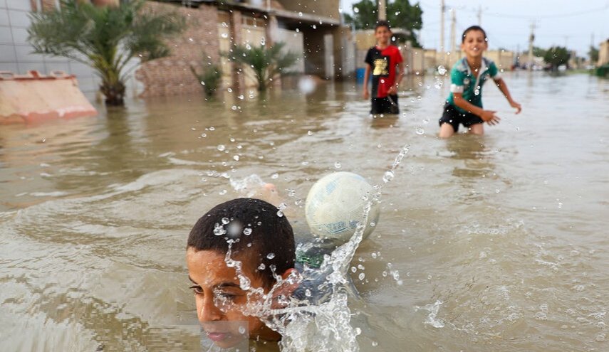 كيف حوّلت الفيضانات أطفالاً إيرانيين إلى متحدثين بلغات أجنبية؟