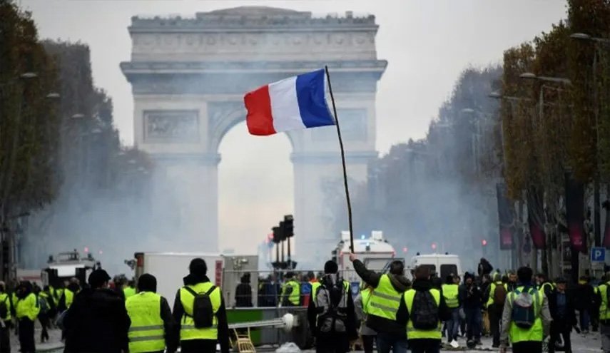 احتجاجات عارمة تربك فرنسا والشرطة تعتقل مئات المتظاهرين