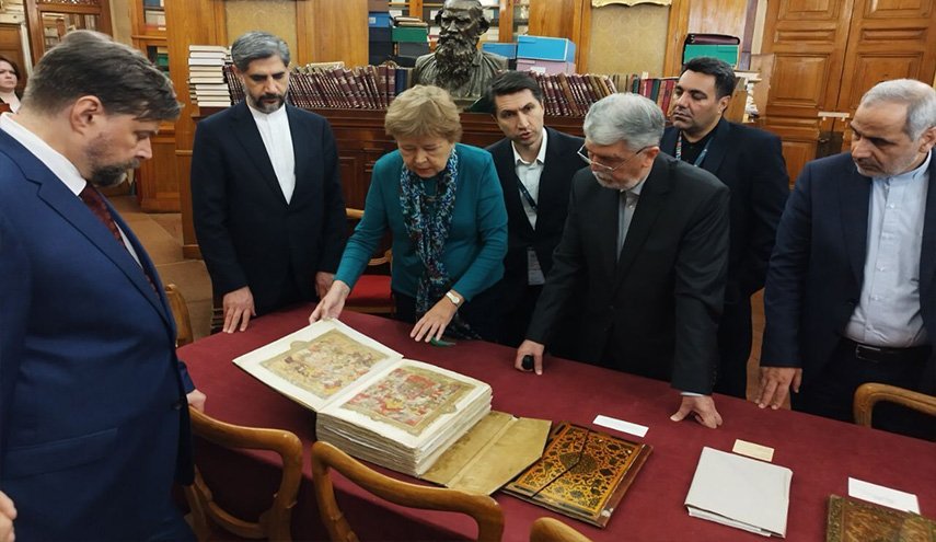 وزير الثقافة الإيراني: سيتم إعداد فهرس المخطوطات الفارسية في روسيا
