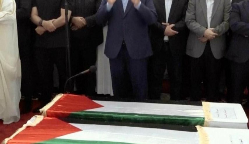 خليل الحية يؤدي صلاة الجنازة على نجله وشهداء العدوان على قطر 