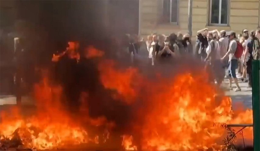 فرنسا تنتفض على سياسة ماكرون والوضع المعيشي والاجتماعي 