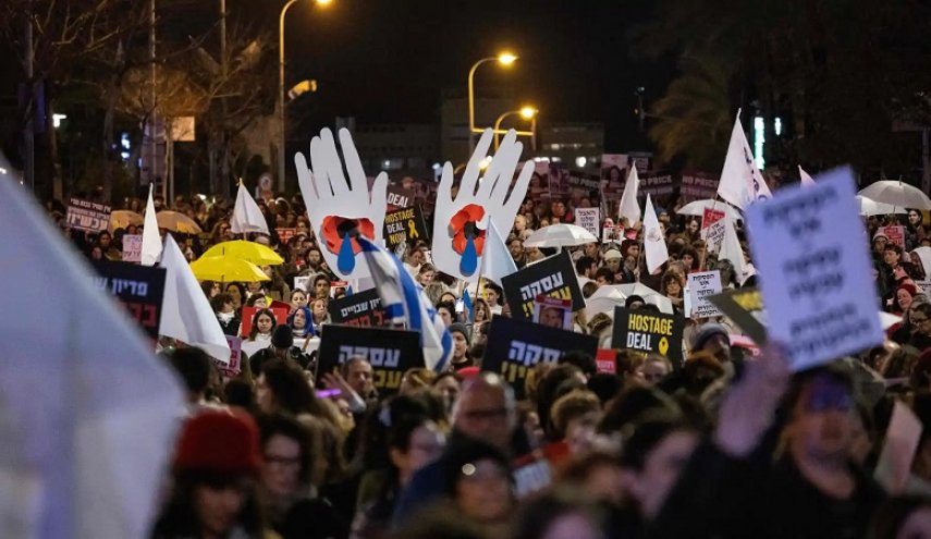 عائلات الأسرى تهاجم نتنياهو: 'مجنون محاط بشلّة مُختلّين'