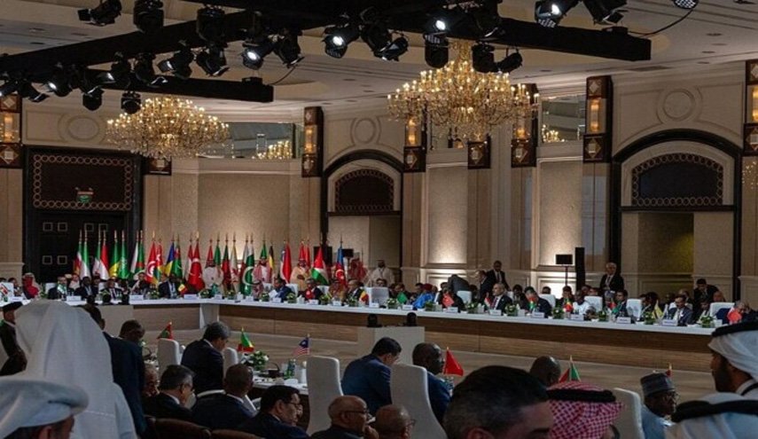 قمة الدوحة تدعو لمراجعة جميع العلاقات مع 