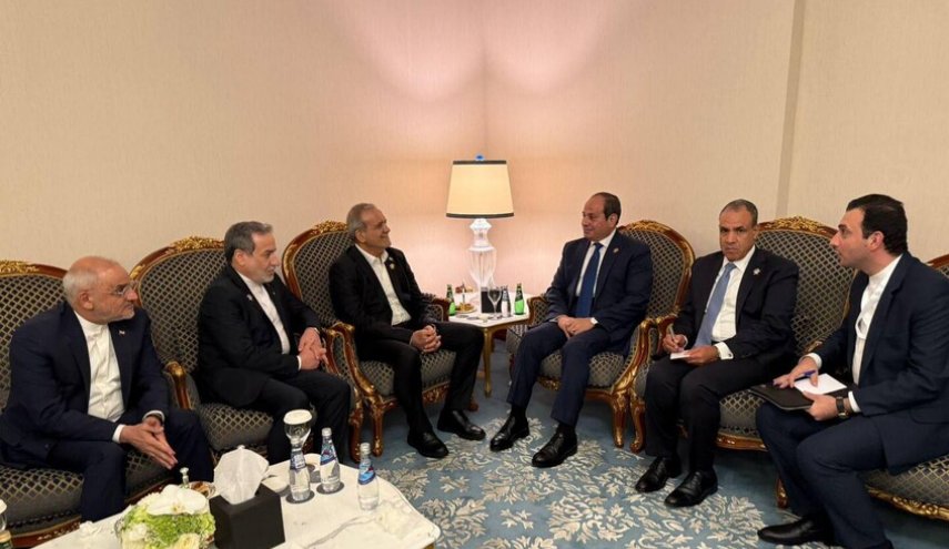 السيسي وبزشكيان يبحثان تعزيز العلاقات المصرية الإيرانية وأزمات المنطقة