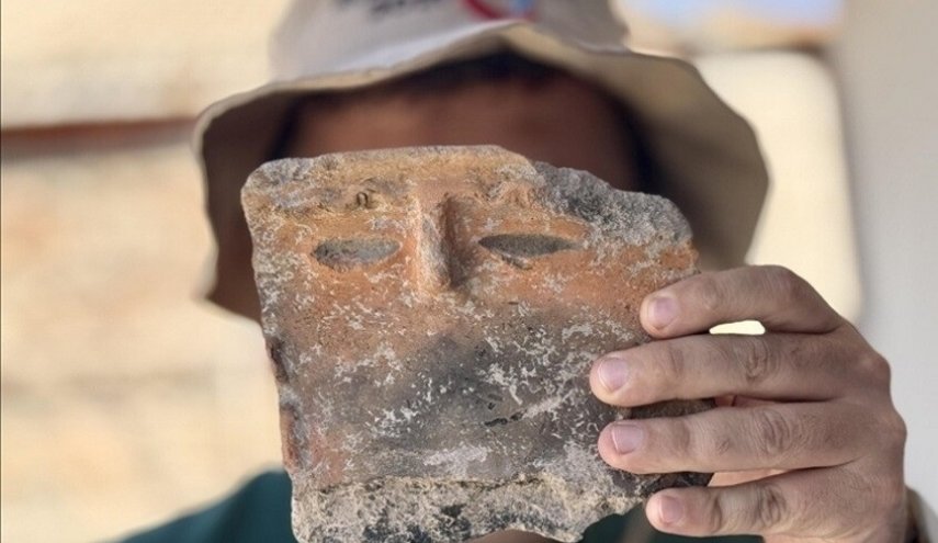 اكتشاف قطعة أثرية فخارية بوجه بشري عمرها 5000 عام في تركيا
