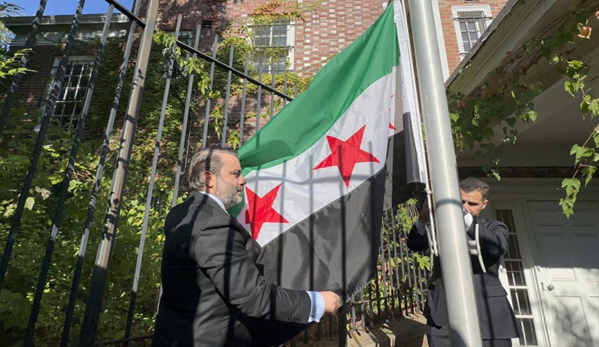 الشيباني يرفع علم سوريا بواشنطن ويتباحث مع الأميركيين