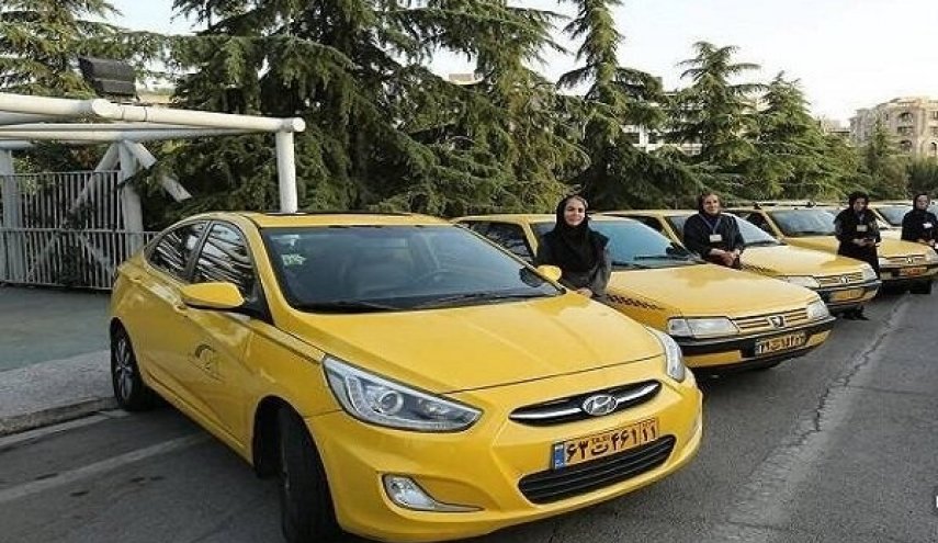 طهران.. أكثر من 1300 سائقة تاكسي تسهل حركة النساء بالمدينة