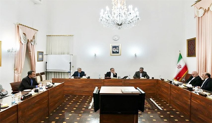وزير الخارجية يجتمع بسفراء طهران في 'برلين وباريس ولندن' للتشاور