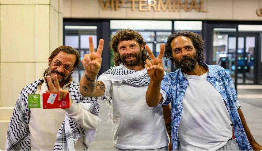 ناشطو الأسطول: سرقو حواسيبنا وهواتفنا کما سرقوا من الفلسطينيين وطنهم!