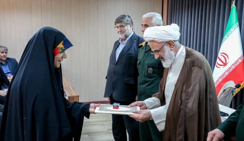 حرس الثورة الاسلامية يكرم الاعلامية سحر إمامي