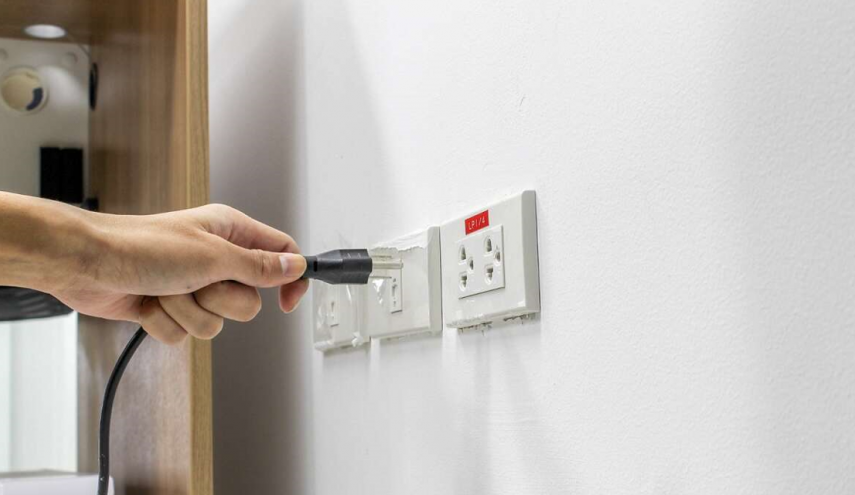 كيف يؤثر فصل الأجهزة غير المستخدمة على فاتورة الكهرباء؟