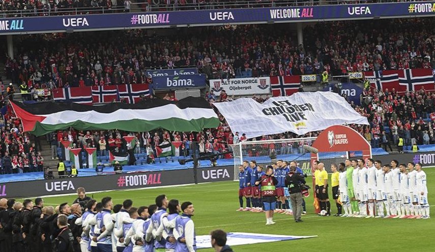 بالصورة.. آلاف النرويجيين يتظاهرون ضد 'دولة إبادة' قبل مباراة قارية
