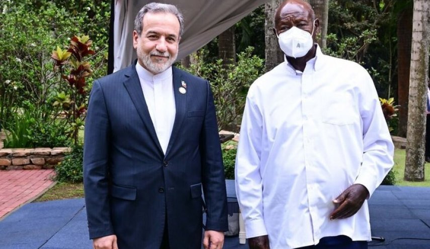 وزير الخارجية الإيراني يلتقي الرئيس الأوغندي