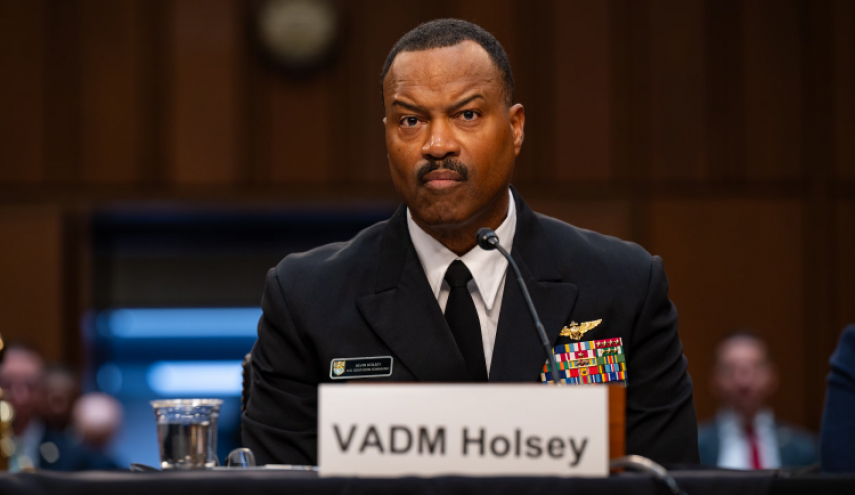 بالتزامن مع التصعيد مع فنزويلا...استقالة قائد القيادة الجنوبية في الجيش الأمريكي 