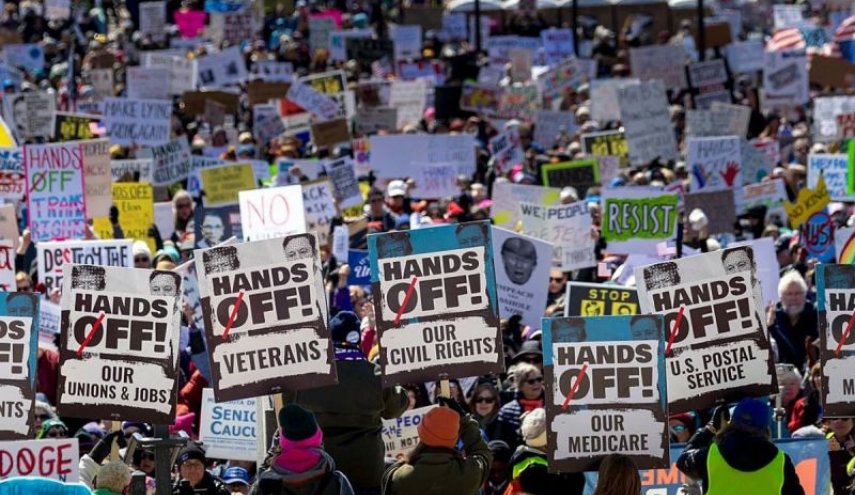 مظاهرات عارمة في أمريكا وأوروبا ضد سياسات ترامب
