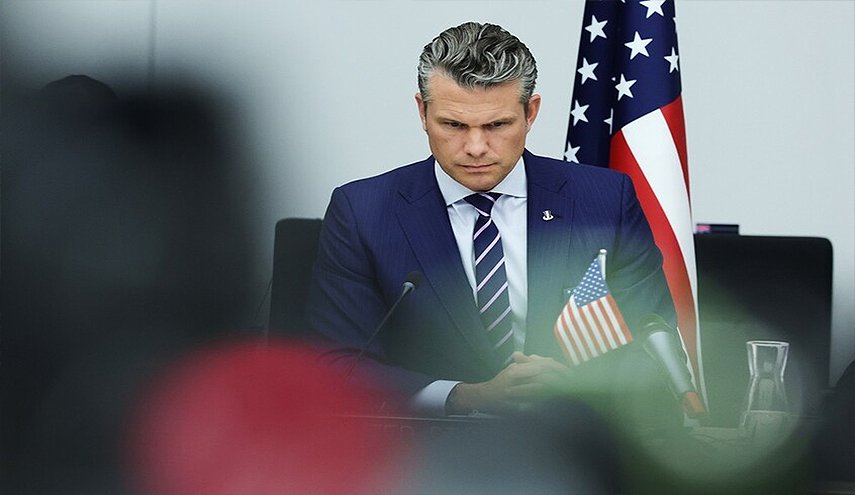 بالصور.. حطام فضائي أو نيزك صغير يصيب طائرة تقل وزير الحرب الأمريكي