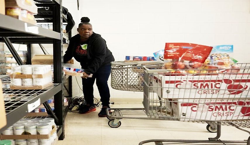 عمال فيدراليون يصطفون بطوابير طويلة للحصول على تبرعات غذائية