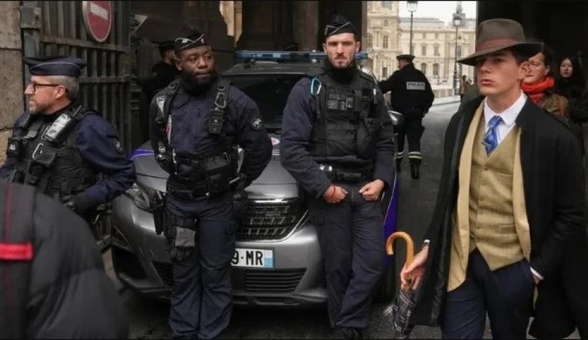 شرلوك هولمز في باريس..رجل غامض بعد سرقة اللوفر يثير ضجة!