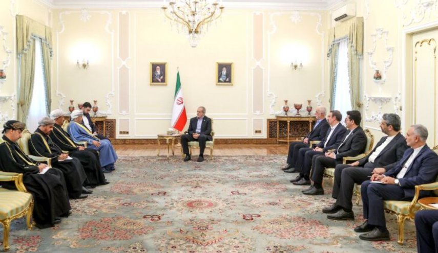 بزشكيان: لطالما كانت إيران وعُمان سندا لبعضهما البعض في التقلبات الإقليمية