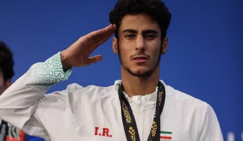 بطل آسيا في فنون القتال المختلطة يوجه تحية عسکریة للقادة الشهداء