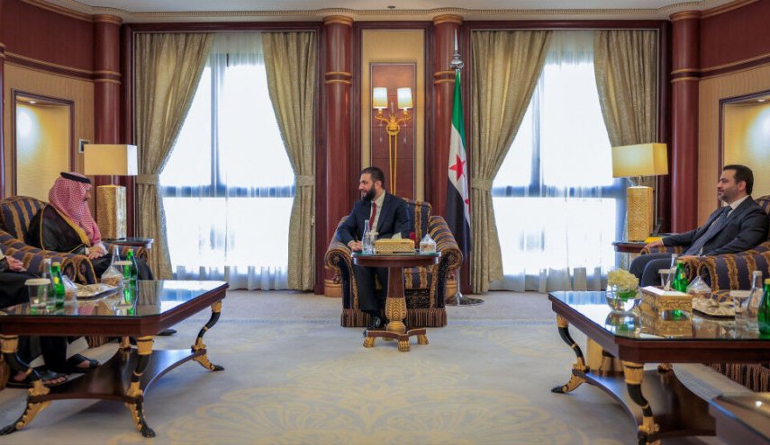 دیدار و گفت‌وگوی جولانی با بن فرحان در ریاض