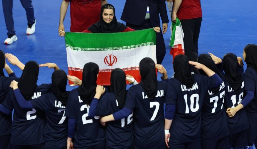 سلام نظامی دختران هندبال ایران بعد از قهرمانی در بازی‌های آسیایی جوانان 