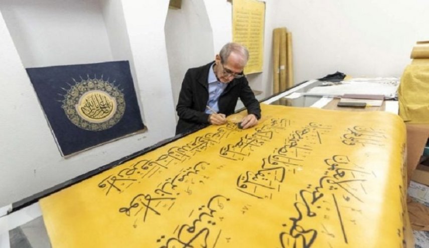في 6 سنوات..عراقي يخط أكبر مصحف بالعالم+ صور