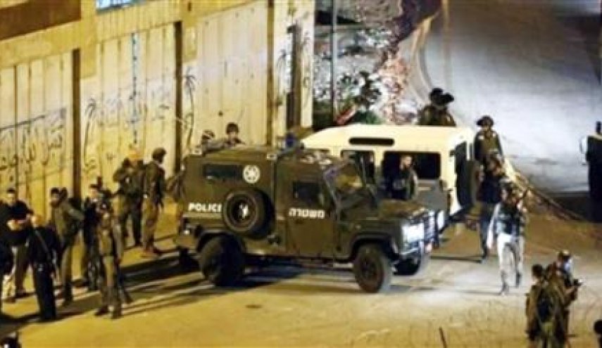 الضفة الغربية: عشرات الإصابات بالإختناق واعتداءات متزامنة للإحتلال والمستوطنين
