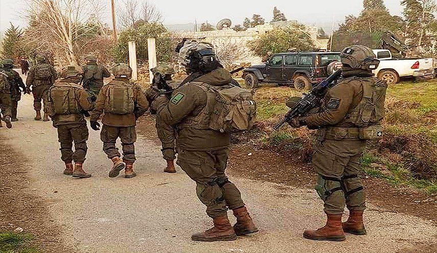 قوات الإحتلال تطوق وتفتش ضاحية قرية في ريف درعا الغربي
