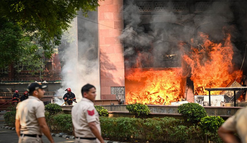 قتلى وجرحى في انفجار سيارة مفخخة في نيودلهي 