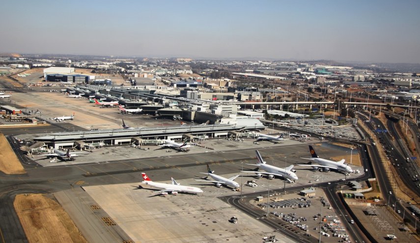 سلطات جنوب افريقيا تسمح لـ 153 فلسطينيا بالنزول من طائرتهم