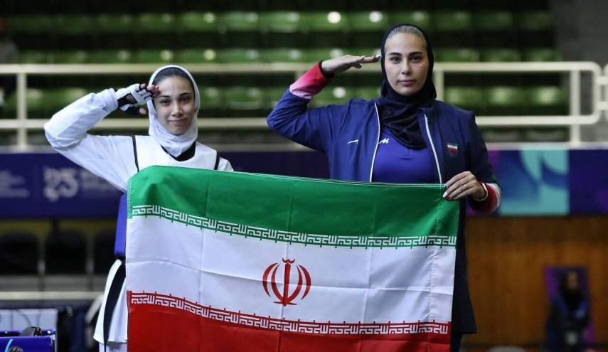 لاعبة تايكواندو إيرانية تتقلد ميدالية ذهبية ضمن ألعاب التضامن الإسلامي