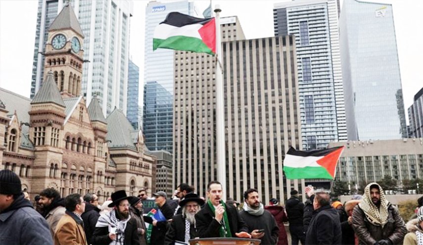 للمرة الأولى.. علم فلسطیني يرفرف على مبنى بلدية تورونتو في كندا
