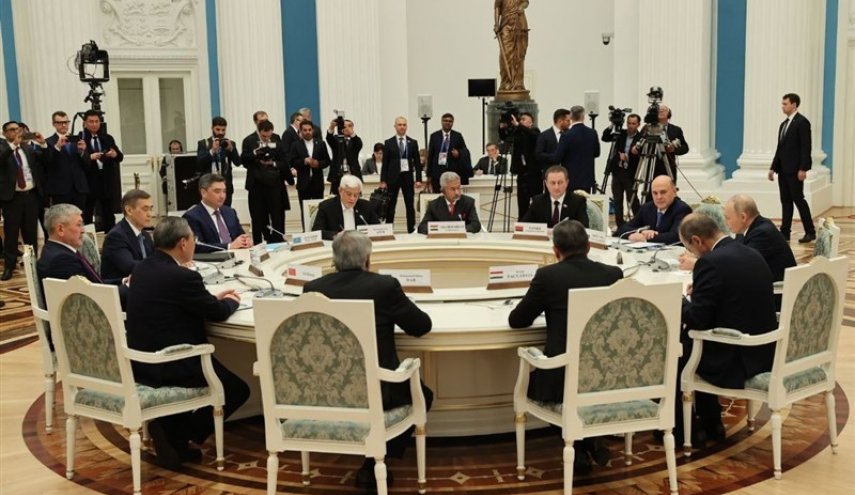 دیدار عارف و اعضای شرکت‌کننده در اجلاس نخست‌وزیران شانگهای با پوتین