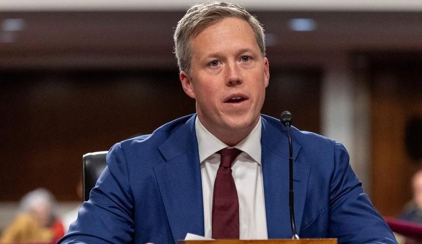 واشنطن ترسل وفدًا رفيعًا برئاسة وزير الجيش إلى كييف