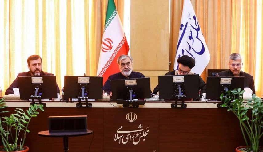 نواب ايرانيون يطالبون برد صارم على القرار الأخير للوكالة الذرية