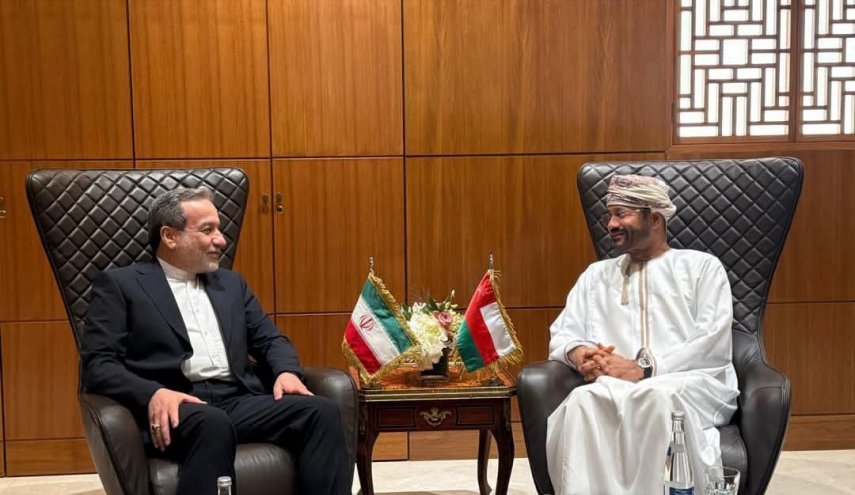 عراقجي يلتقي نظيره العماني في مسقط