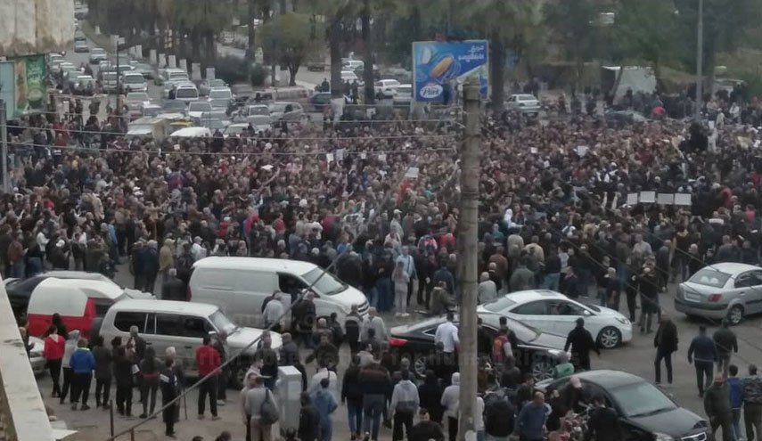 عشرات آلاف العلويين ينتفضون سلميا في سوريا..