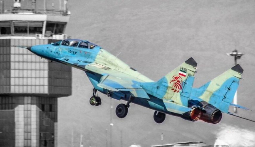 ما السر وراء تحليق طائرة مقاتلة محلية في سماء طهران؟